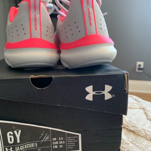 *NEW* Under Armour Running Shoes - Size 6Y - Picture 6 of 7